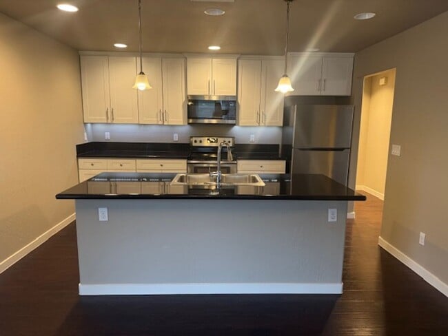 Foto del edificio - CUSTOM 3 BEDROOM, 2 BATH HOME NEAR SOUTH MEDFORD HIGH SCHOOL