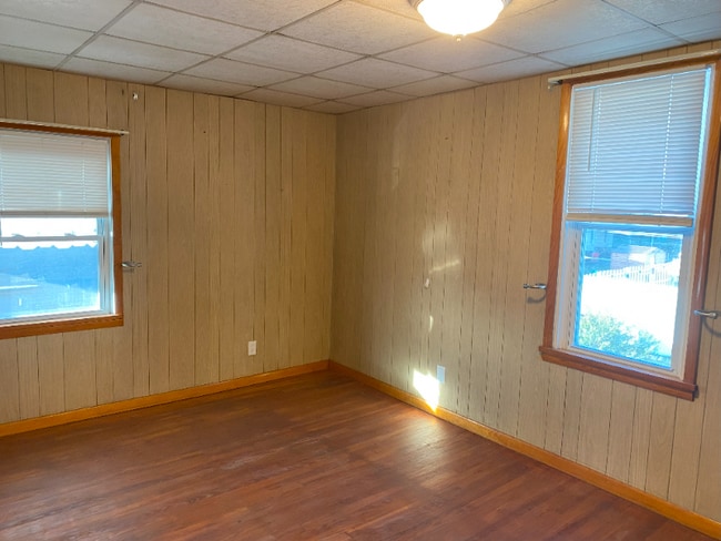 Building Photo - 605 Larch St