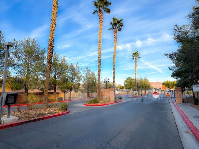 Foto del edificio - 3-bedroom, 2-story home tucked away in cul-de-sac of a gated community.