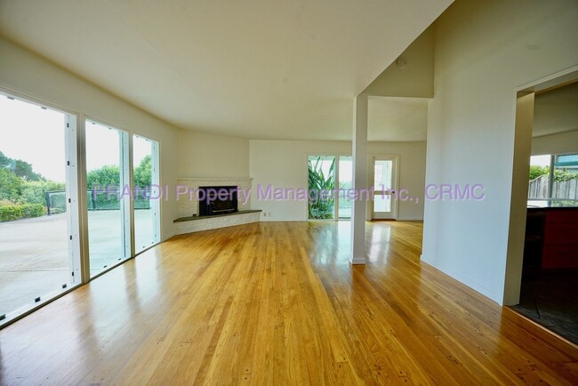 Foto del edificio - Mt. Tam View Home with Hardwood Floors and...