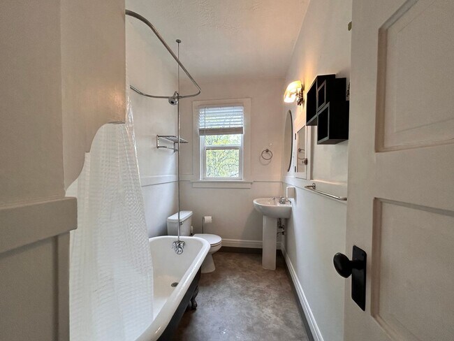 Foto del edificio - Vintage Charm - Top Floor NW Studio!