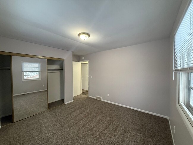 Foto del edificio - 2081-2083 Shangrai La Dr SE