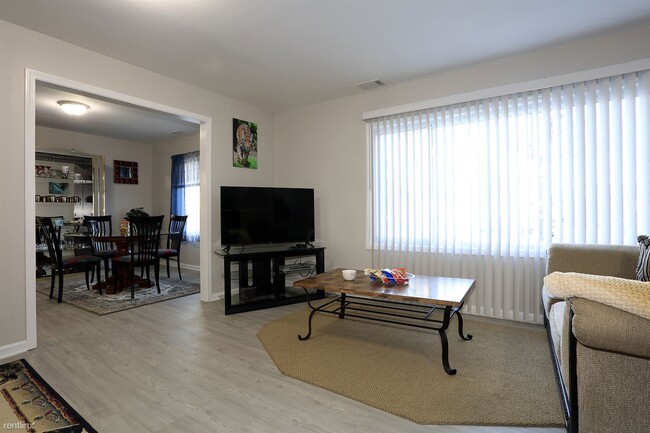 Building Photo - 3 br, 1.5 bath House - 413 North Hewitt Ro...