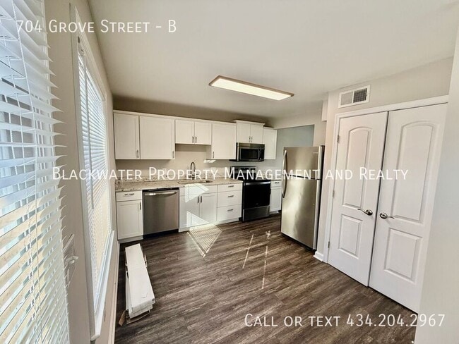 Building Photo - 704 Grove St