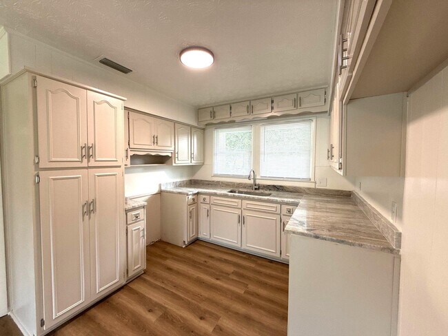 Building Photo - 1035 Kirkland Dr
