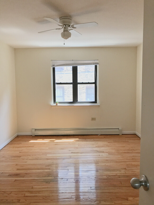 Building Photo - Spacious 1 Bedroom near St. Francis Hospital!