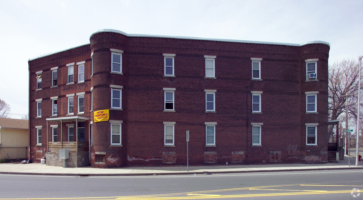 Primary Photo - 1060 Chicopee St