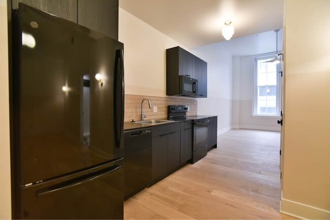 Building Photo - 30 W Broad St