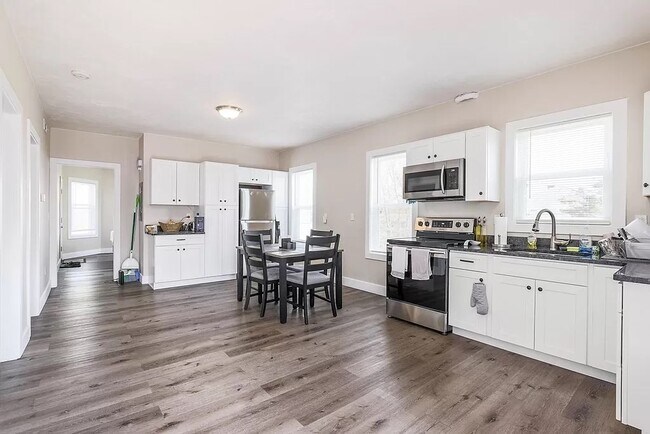 Kitchen/Dining Area - 62 Raymond St