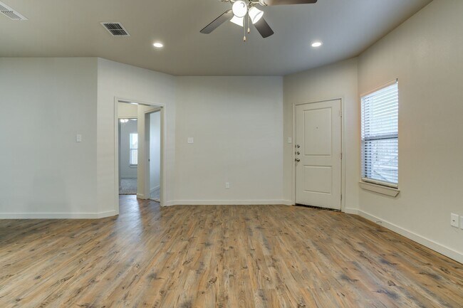 Foto del edificio - FIRST MONTH RENT FREE! Beautiful New Townh...