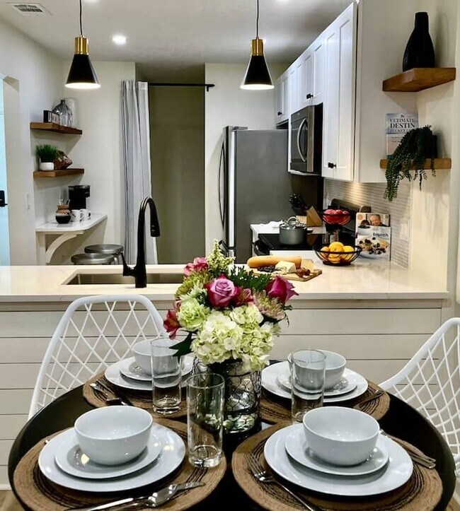 Building Photo - Beautifully Renovated Townhome Near the Be...