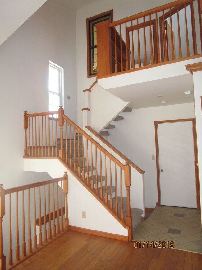 Foto del edificio - Tri level 2 bedroom home in a wooded count...