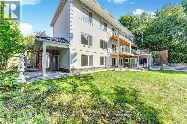 Building Photo - 9 Redland Crescent E