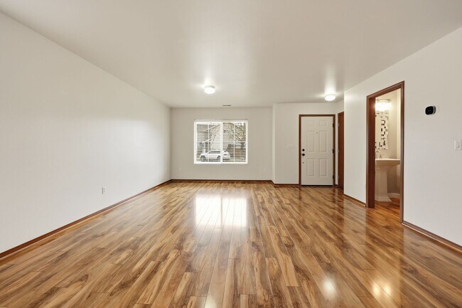 Foto del edificio - 3 bed 2.5 bath updated home in Tumwater School District - 2300 sq.ft. - fenced back yard.