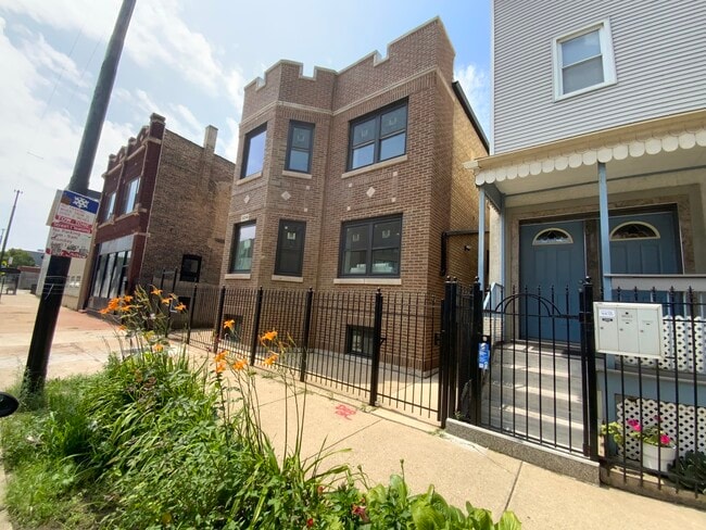Building Photo - 3014 N California Ave