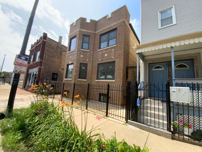 Foto del edificio - 3014 N California Ave