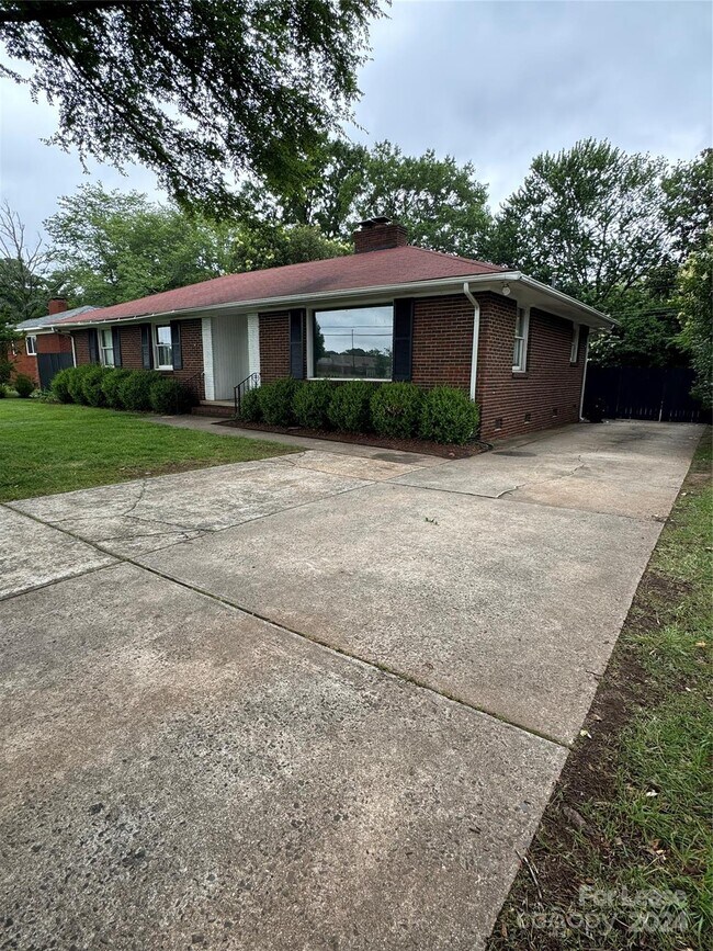Building Photo - 1705 Tyvola Rd
