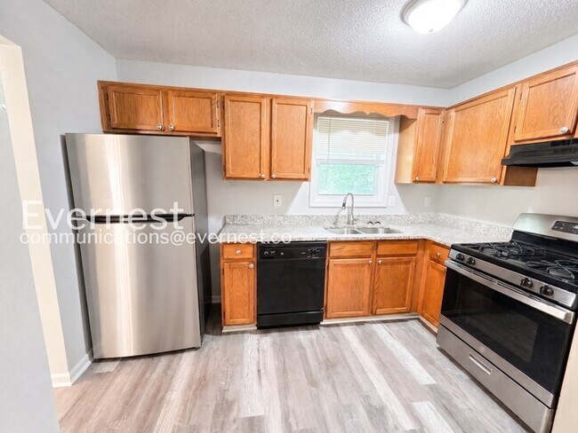 Foto del edificio - 3 Bed/2 Bath Home with Garage / Pet-Friendly / Coming Soon!