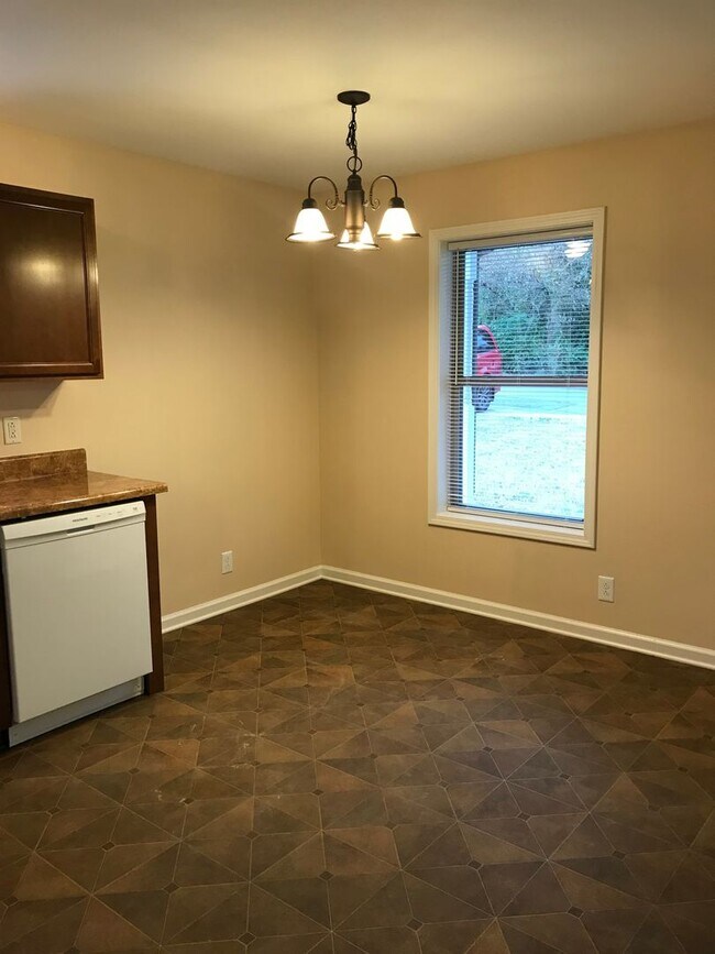 Building Photo - 3 Bedroom Home For Rent Near APSU!
