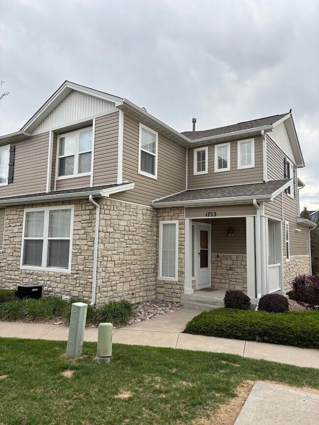 Foto del edificio - Beautiful Remodeled 3 Bedroom End Unit Townhouse