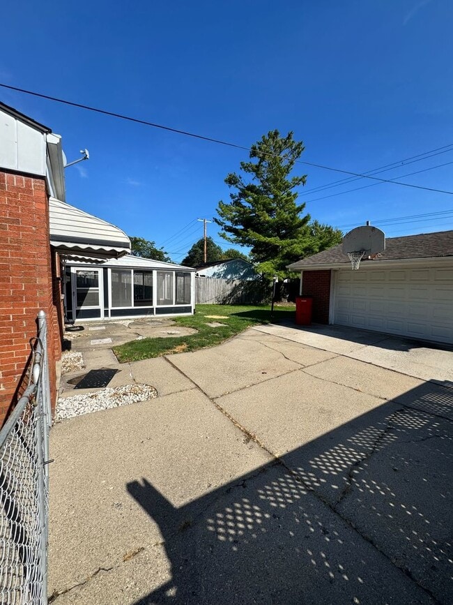 Building Photo - Charming Home in St. Clair Shores