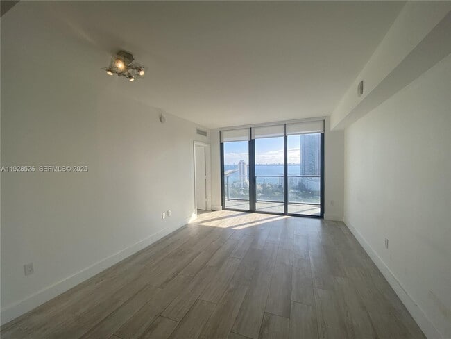 Foto del edificio - 121 NE 34th St