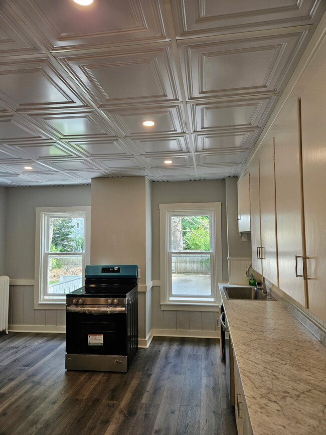Kitchen - 92 Bank St