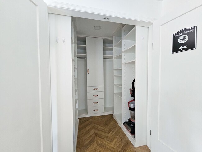 Foto del edificio - SPACIOUS LUXURY HOME WITH IN-LAW SUITE! [F...