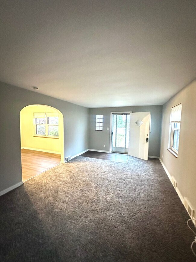 Foto del edificio - Fully Updated 3 Bedroom in Penn Hills - Off-Street Parking, Covered Porch - Available Now!