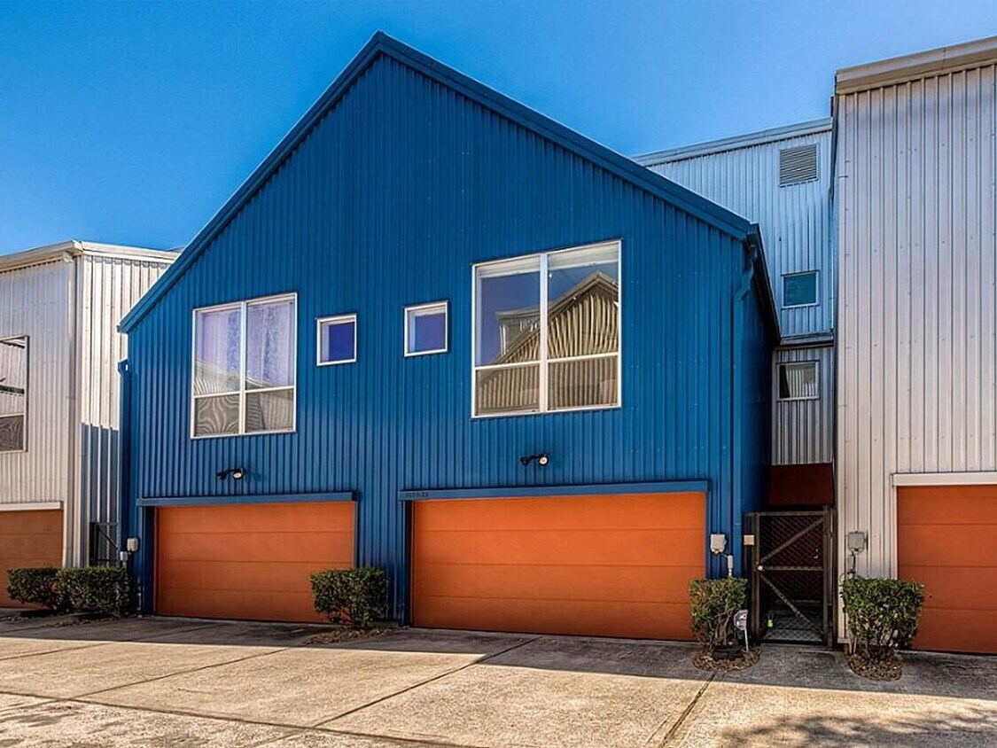 Foto principal - Charming, modern, 3 Bedroom Townhome in Ho...