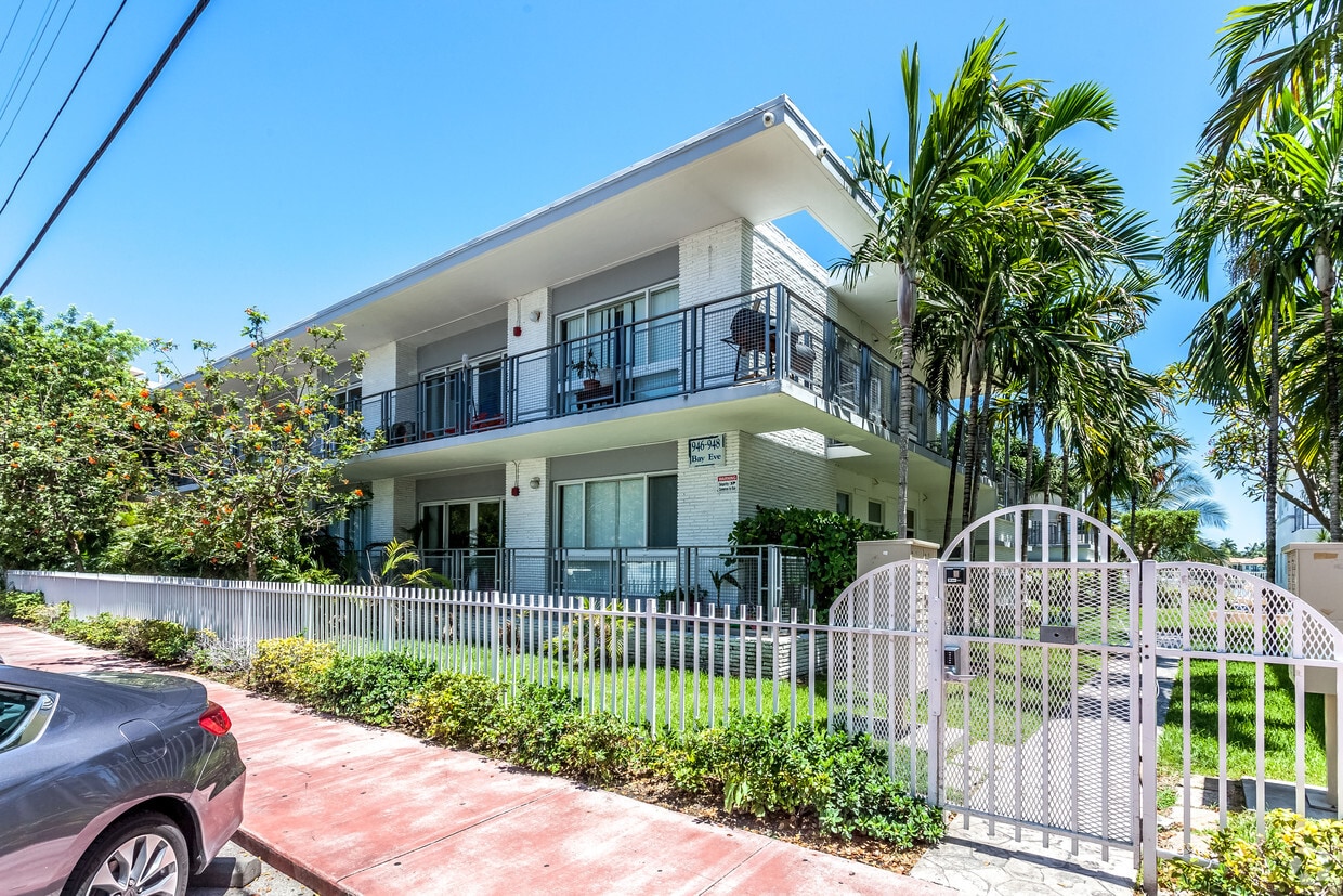 Primary Photo - 946-948 Bay Dr