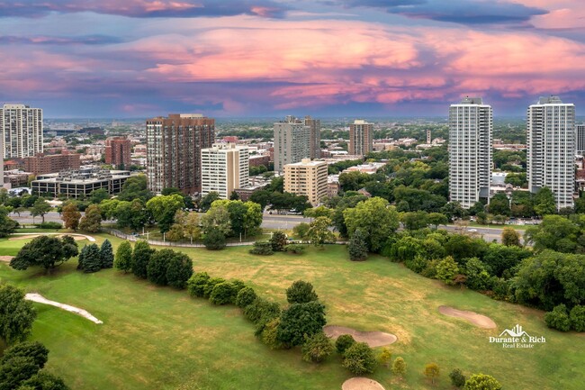 Foto del edificio - 2 Bedroom Lakefront Living in Buena Park