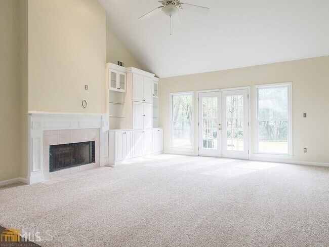 Building Photo - 727 Deerwood Dr