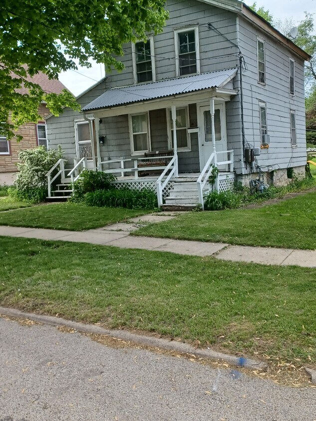 220 1st St, Woodstock, IL 60098 House Rental in Woodstock, IL