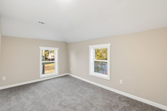 Building Photo - 1310 Oakwood Ave