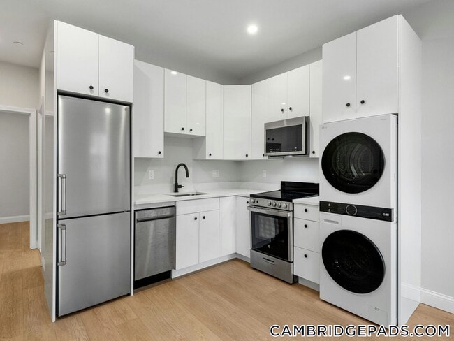 Building Photo - 1576 Cambridge St