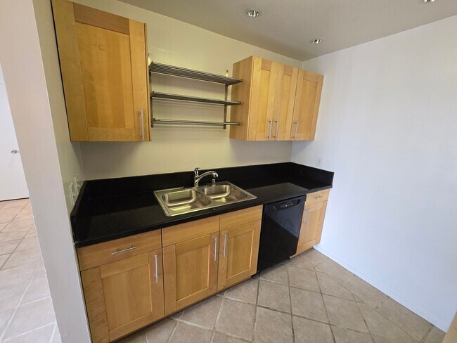 Building Photo - W. Clairemont Townhome. 2 br., 1.5 ba.