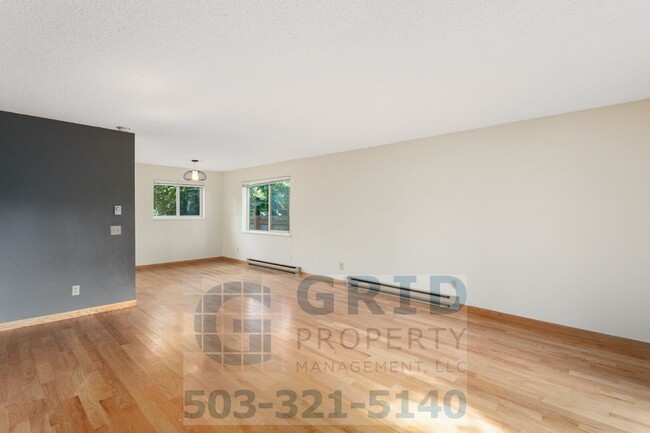 Building Photo - GPM648 - SE Stark St (T1)