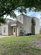 Building Photo - 111 Village Square Dr