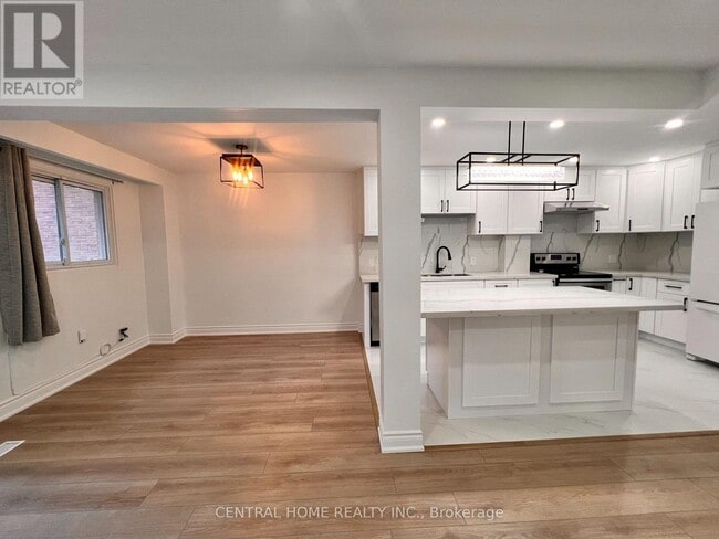 Building Photo - 121 L'Amoreaux Dr