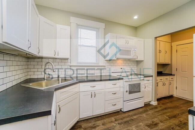 Building Photo - REDUCED!