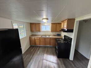 Building Photo - 547-R547 Mary St