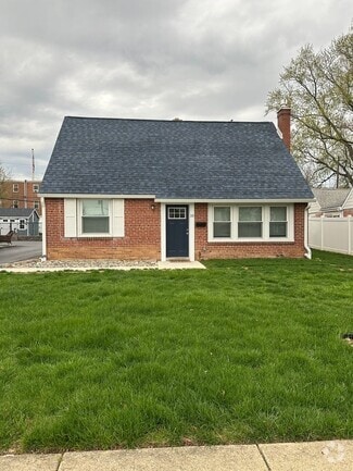 Building Photo - 10 Hawthorne Rd
