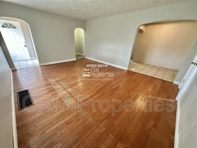 Building Photo - 1306 E Mulberry St