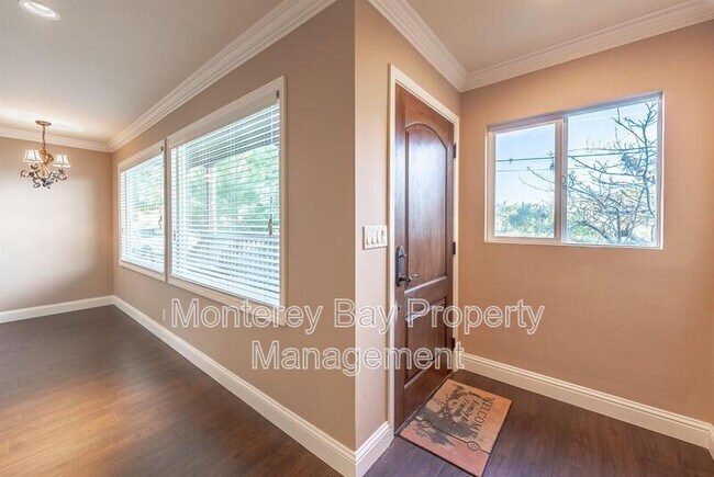 Building Photo - 1039 Bayview Ave