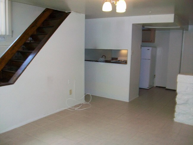 Building Photo - 515 S 12th #5 Avail: NOW