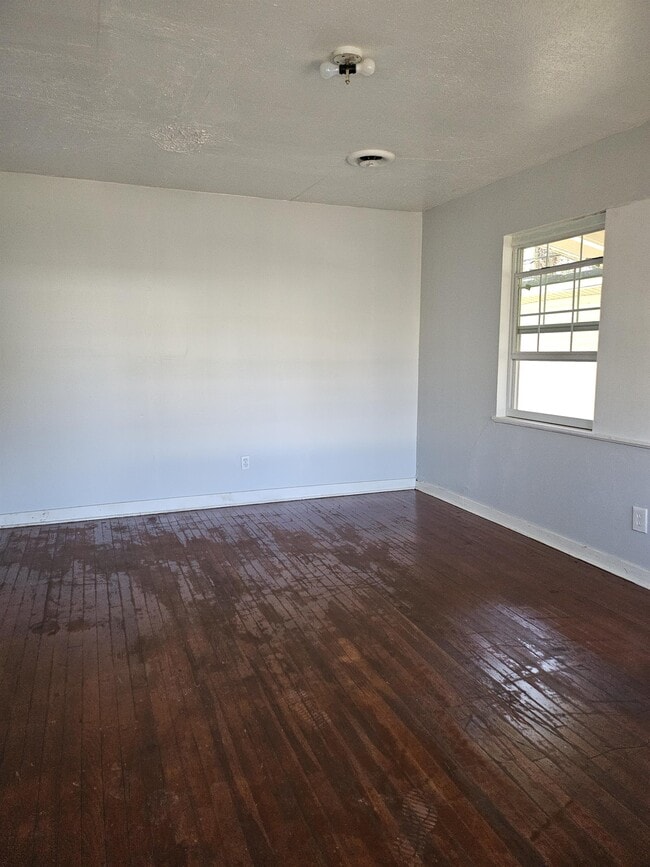 Photo - 1607 Maria Dr House