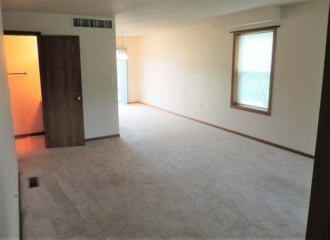 Building Photo - $1,450 | 2 Bedroom 2.5 Bathroom Town Home ...