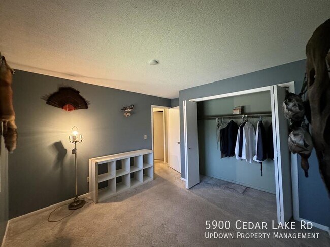 Foto del edificio - 5900 Cedar Lk Rd S