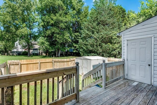 Building Photo - Live Comfortably in Williamsburg! Spacious...